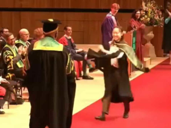 Woman does a backflip at her graduation ceremony, netizens call her 'awesome'